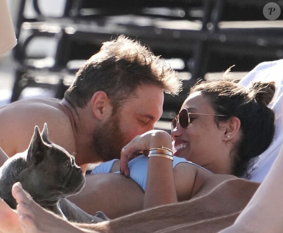 David Guetta et sa compagne Jessica Ledon profitent d'une belle journée ensoleillée en compagnie de leur petit Bulldog sur une plage à Miami le 19 novembre 2018