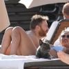 David Guetta et sa compagne Jessica Ledon profitent d'une belle journée ensoleillée en compagnie de leur petit Bulldog sur une plage à Miami le 19 novembre 2018
