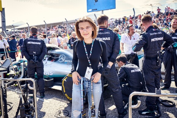 L'actrice Millie Bobby Brown (Stranger Things) monte à bord de Mercedes AMG GTS piloté par le pilote de Formule 1 Lewis Hamilton avant le Grand Prix de Formule 1 des États-Unis sur le Circuit des Amériques à Austin, Texas, Etats-Unis, le 21 octobre 2018.
