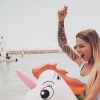 Roxane du "Meilleur Pâtissier" sur une bouée licorne - instagram, 27 juillet 2018