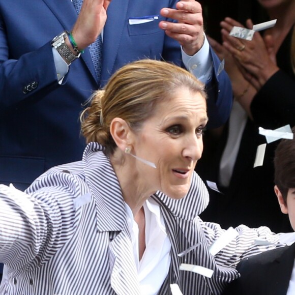 La chanteuse canadienne Céline Dion quitte Paris pour partir en vacances après sa tournée en Europe à guichets fermés. Céline Dion et ses jumeaux, Eddy et Nelson, ont reçu une pluie de confettis avant de monter dans leur voiture à la sortie de l'hôtel Royal Monceau, à Paris, France, le 10 août 2017 © Agence/Bestimage