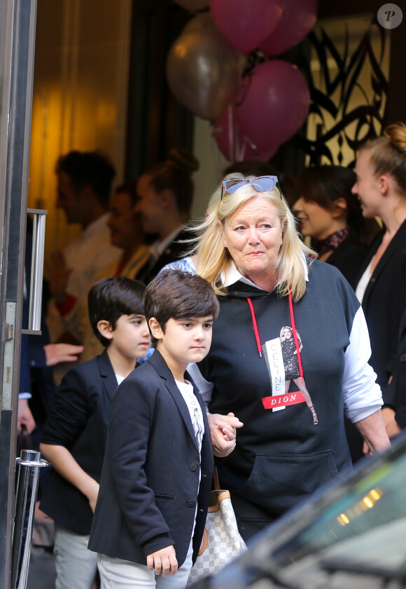 La chanteuse canadienne Céline Dion quitte Paris pour partir en vacances après sa tournée en Europe à guichets fermés. Céline Dion et ses jumeaux, Eddy et Nelson, ont reçu une pluie de confettis avant de monter dans leur voiture à la sortie de l'hôtel Royal Monceau, à Paris, France, le 10 août 2017. © Agence/Bestimage