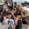 Céline Dion s'est rendue chez l'opticien Meyrowitz avec ses jumeaux Eddy et Nelson pour s'acheter une paire de lunettes de soleil avant de rentrer à l'hôtel Royal Monceau à Paris le 17 juillet 2017.