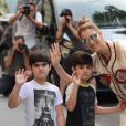 Céline Dion s'est rendue chez l'opticien Meyrowitz avec ses jumeaux Eddy et Nelson pour s'acheter une paire de lunettes de soleil avant de rentrer à l'hôtel Royal Monceau à Paris le 17 juillet 2017.