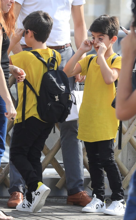 Exclusif - Les jumeaux de Céline Dion, Eddy et Nelson Angélil font du shopping aux Galeries Lafayette accompagnés de leur tante Linda, de leur baby-sitter, de deux gardes du corps et d'un chauffeur à Paris le 5 juillet 2017.