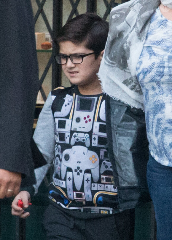 Exclusif - Nelson - Les jumeaux de Céline Dion, Eddy et Nelson (qui portent le même sweatshirt avec des jeux vidéos imprimés) sortent accompagnés de la soeur de Céline, Linda Dion (cheveux blonds courts) , pour aller manger dans une pizzeria à Paris le 29 juin 2017