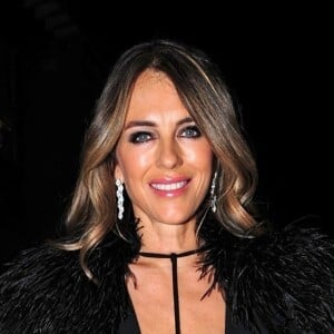 Exclusif - Elizabeth Hurley (Liz Hurley) quitte son domicile en charmante compagnie. Londres, le 14 novembre 2018.