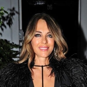 Exclusif - Elizabeth Hurley (Liz Hurley) quitte son domicile en charmante compagnie. Londres, le 14 novembre 2018.