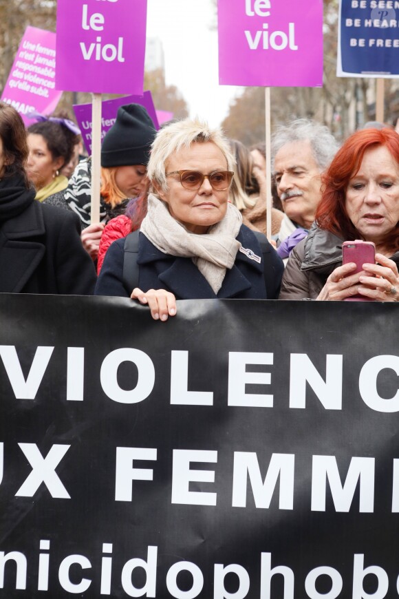 Muriel Robin lors de la manifestation organisée contre les violences faites aux femmes dans le quartier de l'Opéra à Paris, le 24 novembre 2018. © CVS/Bestimage
