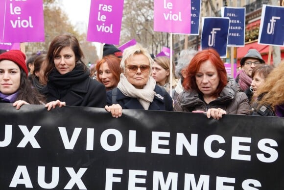 Anna Mouglalis, Muriel Robin, Eva Darlan lors de la manifestation organisée contre les violences faites aux femmes dans le quartier de l'Opéra à Paris, le 24 novembre 2018. © CVS/Bestimage