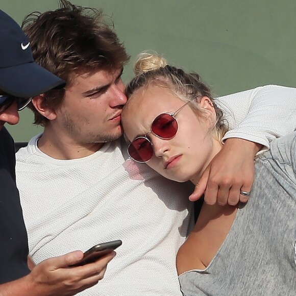 Exclusif - Chloé Jouannet et son compagnon Zacharie Chasseriaud dans les tribunes des Internationaux de France de tennis de Roland Garros. Le 8 juin 2018 © Cyril Moreau / Bestimage