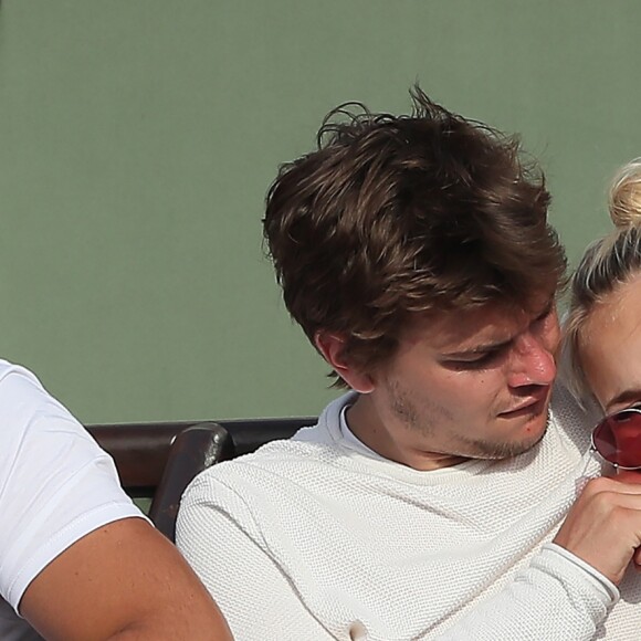 Exclusif - Chloé Jouannet et son compagnon Zacharie Chasseriaud dans les tribunes des Internationaux de France de tennis de Roland Garros. Le 8 juin 2018 © Cyril Moreau / Bestimage