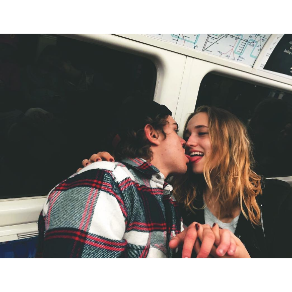 Chloé Jouannet, la fille d'Alexandra Lamy, s'affiche avec son amoureux Zacharie Chasseriaud. (photo postée le 8 mai 2016)