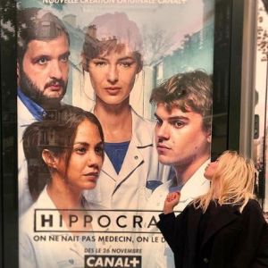 Chloé Jouannet devant une affiche de la série "Hippocrate" diffusée à partir du 26 novembre 2018 sur Canal +. Son compagnon Zacharie Chasseriaud est au casting (photo publiée le 24 novembre 2018).