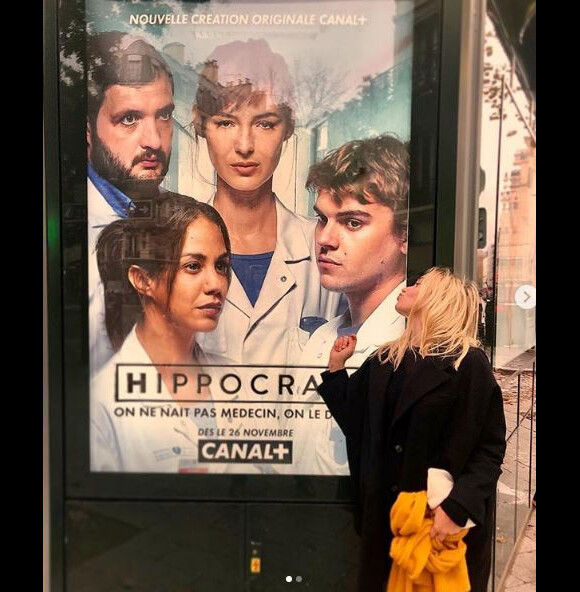 Chloé Jouannet devant une affiche de la série "Hippocrate" diffusée à partir du 26 novembre 2018 sur Canal +. Son compagnon Zacharie Chasseriaud est au casting (photo publiée le 24 novembre 2018).