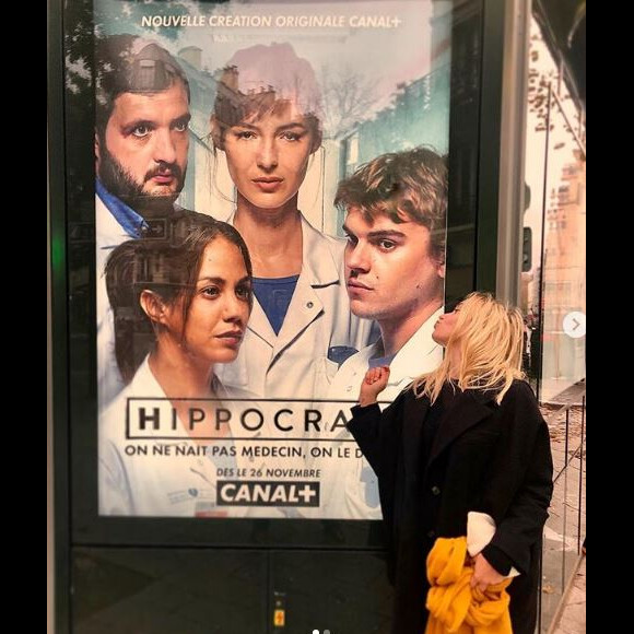 Chloé Jouannet devant une affiche de la série "Hippocrate" diffusée à partir du 26 novembre 2018 sur Canal +. Son compagnon Zacharie Chasseriaud est au casting (photo publiée le 24 novembre 2018).