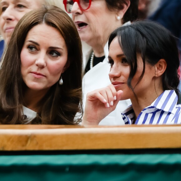 Kate Middleton, duchesse de Cambridge et Meghan Markle, duchesse de Sussex assistent au match de tennis Nadal contre Djokovic lors du tournoi de Wimbledon "The Championships" le 14 juillet 2018