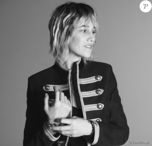 Charlotte Gainsbourg figure sur la nouvelle campagne publicitaire de Saint Laurent. Saison printemps 2019.