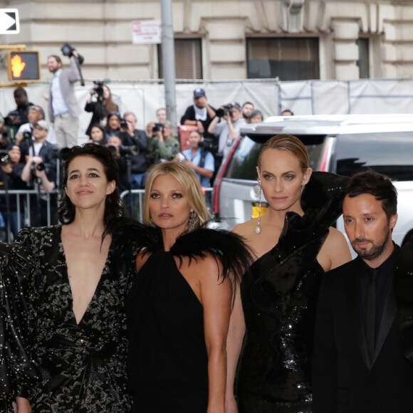 Mica Arganaraz, Anja Rubik, Anthony Vaccarello, Amber Valletta, Kate Moss, Charlotte Casiraghi et Charlotte Gainsbourg au Met Gala 2018. New York, le 7 mai 2018.