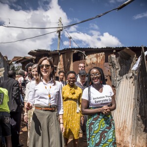 La princesse Mary de Danemark en visite dans le bidonville de Kibera à Nairobi, lors de son voyage au Kenya, avec des membres de la fondation Action, qui aide les enfants, les adolescents et les mères handicapées à une vie meilleure, le 28 novembre 2018.