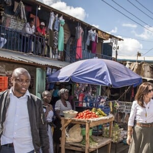 La princesse Mary de Danemark en visite dans le bidonville de Kibera à Nairobi, lors de son voyage au Kenya, avec des membres de la fondation Action, qui aide les enfants, les adolescents et les mères handicapées à une vie meilleure, le 28 novembre 2018.