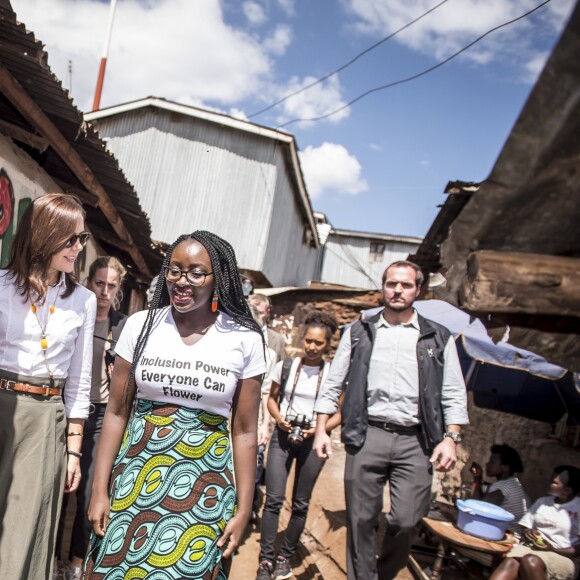 La princesse Mary de Danemark en visite dans le bidonville de Kibera à Nairobi, lors de son voyage au Kenya, avec des membres de la fondation Action, qui aide les enfants, les adolescents et les mères handicapées à une vie meilleure, le 28 novembre 2018.