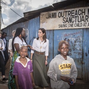 La princesse Mary de Danemark en visite dans le bidonville de Kibera à Nairobi, lors de son voyage au Kenya, avec des membres de la fondation Action, qui aide les enfants, les adolescents et les mères handicapées à une vie meilleure, le 28 novembre 2018.