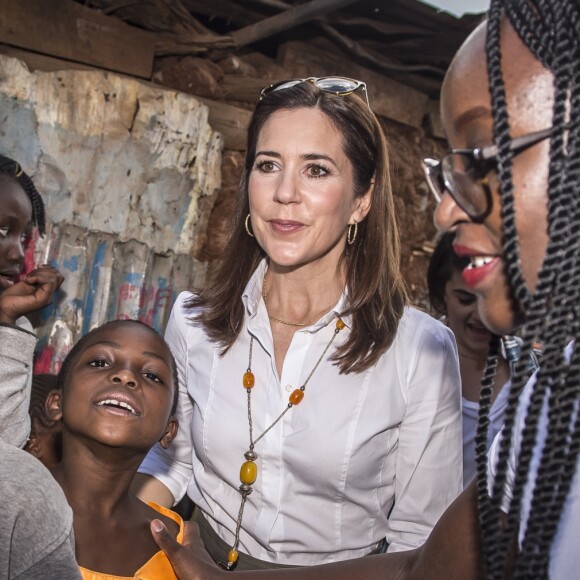 La princesse Mary de Danemark en visite dans le bidonville de Kibera à Nairobi, lors de son voyage au Kenya, avec des membres de la fondation Action, qui aide les enfants, les adolescents et les mères handicapées à une vie meilleure, le 28 novembre 2018.