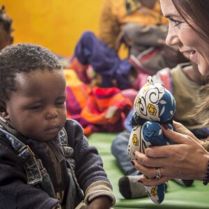 La princesse Mary de Danemark en visite dans le bidonville de Kibera à Nairobi, lors de son voyage au Kenya, avec des membres de la fondation Action, qui aide les enfants, les adolescents et les mères handicapées à une vie meilleure, le 28 novembre 2018.