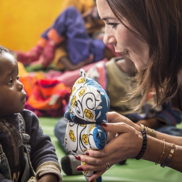 La princesse Mary de Danemark en visite dans le bidonville de Kibera à Nairobi, lors de son voyage au Kenya, avec des membres de la fondation Action, qui aide les enfants, les adolescents et les mères handicapées à une vie meilleure, le 28 novembre 2018.