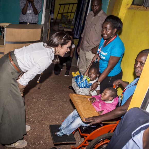 La princesse Mary de Danemark en visite dans le bidonville de Kibera à Nairobi, lors de son voyage au Kenya, avec des membres de la fondation Action, qui aide les enfants, les adolescents et les mères handicapées à une vie meilleure, le 28 novembre 2018.