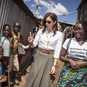 La princesse Mary de Danemark en visite dans le bidonville de Kibera à Nairobi, lors de son voyage au Kenya, avec des membres de la fondation Action, qui aide les enfants, les adolescents et les mères handicapées à une vie meilleure, le 28 novembre 2018.