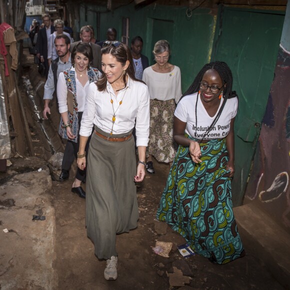 La princesse Mary de Danemark en visite dans le bidonville de Kibera à Nairobi, lors de son voyage au Kenya, avec des membres de la fondation Action, qui aide les enfants, les adolescents et les mères handicapées à une vie meilleure, le 28 novembre 2018.