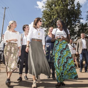 La princesse Mary de Danemark en visite dans le bidonville de Kibera à Nairobi, lors de son voyage au Kenya, avec des membres de la fondation Action, qui aide les enfants, les adolescents et les mères handicapées à une vie meilleure, le 28 novembre 2018.