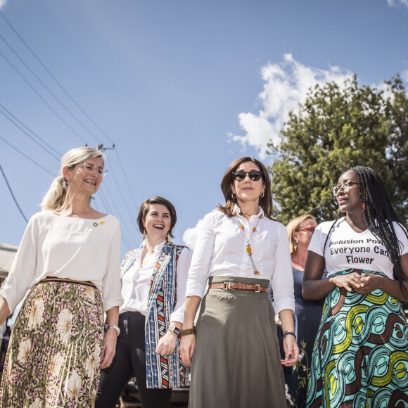 La princesse Mary de Danemark en visite dans le bidonville de Kibera à Nairobi, lors de son voyage au Kenya, avec des membres de la fondation Action, qui aide les enfants, les adolescents et les mères handicapées à une vie meilleure, le 28 novembre 2018.