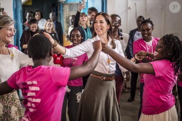 La princesse Mary de Danemark a rencontré Elizabeth Okumu (Women Deliver), qui lui a présenté son programme d'enseignement pour les jeunes mères et leurs enfants, sur la santé sexuelle et les droits en matière de procréation, lors de son voyage officiel au Kenya le 28 novembre 2018