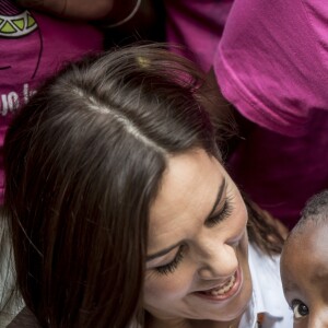 La princesse Mary de Danemark a rencontré Elizabeth Okumu (Women Deliver), qui lui a présenté son programme d'enseignement pour les jeunes mères et leurs enfants, sur la santé sexuelle et les droits en matière de procréation, lors de son voyage officiel au Kenya le 28 novembre 2018