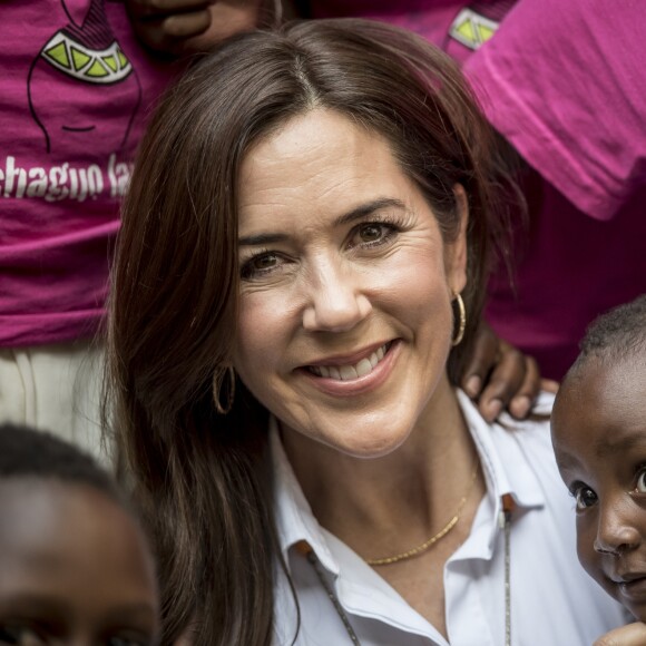 La princesse Mary de Danemark a rencontré Elizabeth Okumu (Women Deliver), qui lui a présenté son programme d'enseignement pour les jeunes mères et leurs enfants, sur la santé sexuelle et les droits en matière de procréation, lors de son voyage officiel au Kenya le 28 novembre 2018