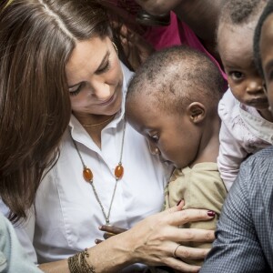 La princesse Mary de Danemark a rencontré Elizabeth Okumu (Women Deliver), qui lui a présenté son programme d'enseignement pour les jeunes mères et leurs enfants, sur la santé sexuelle et les droits en matière de procréation, lors de son voyage officiel au Kenya le 28 novembre 2018