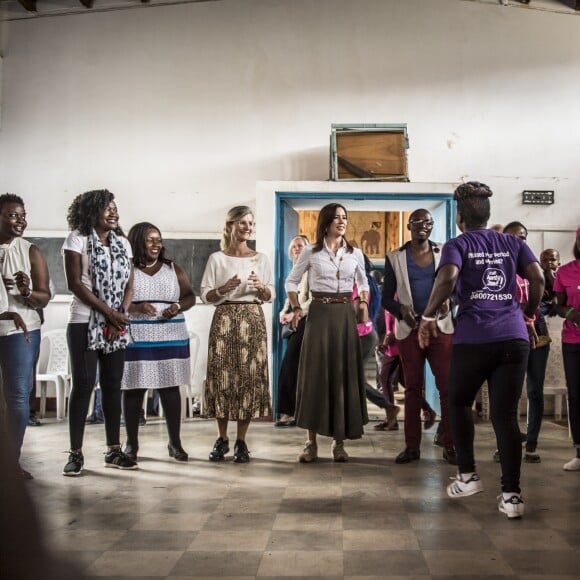 La princesse Mary de Danemark a rencontré Elizabeth Okumu (Women Deliver), qui lui a présenté son programme d'enseignement pour les jeunes mères et leurs enfants, sur la santé sexuelle et les droits en matière de procréation, lors de son voyage officiel au Kenya le 28 novembre 2018