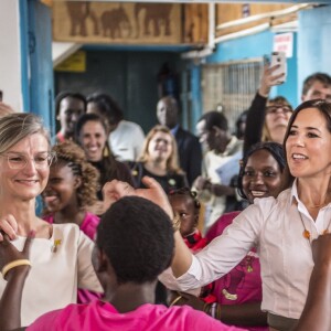 La princesse Mary de Danemark a rencontré Elizabeth Okumu (Women Deliver), qui lui a présenté son programme d'enseignement pour les jeunes mères et leurs enfants, sur la santé sexuelle et les droits en matière de procréation, lors de son voyage officiel au Kenya le 28 novembre 2018