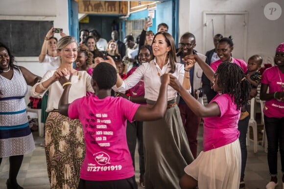 La princesse Mary de Danemark a rencontré Elizabeth Okumu (Women Deliver), qui lui a présenté son programme d'enseignement pour les jeunes mères et leurs enfants, sur la santé sexuelle et les droits en matière de procréation, lors de son voyage officiel au Kenya le 28 novembre 2018