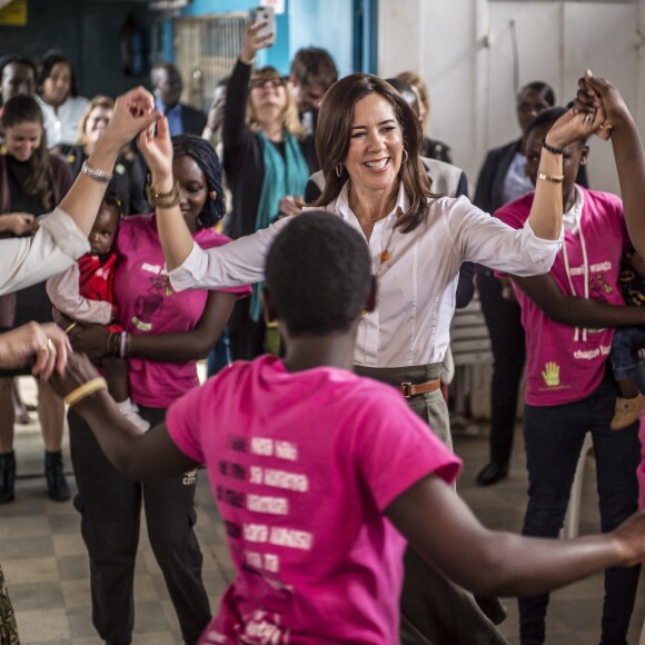 La princesse Mary de Danemark a rencontré Elizabeth Okumu (Women Deliver), qui lui a présenté son programme d'enseignement pour les jeunes mères et leurs enfants, sur la santé sexuelle et les droits en matière de procréation, lors de son voyage officiel au Kenya le 28 novembre 2018