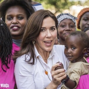 La princesse Mary de Danemark a rencontré Elizabeth Okumu (Women Deliver), qui lui a présenté son programme d'enseignement pour les jeunes mères et leurs enfants, sur la santé sexuelle et les droits en matière de procréation, lors de son voyage officiel au Kenya le 28 novembre 2018