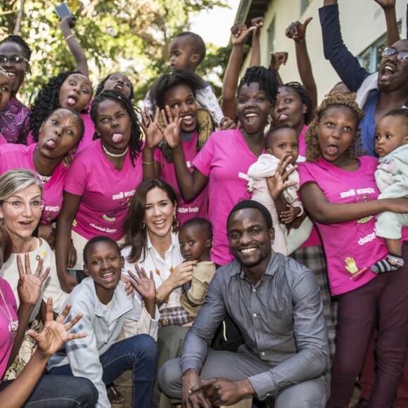 La princesse Mary de Danemark a rencontré Elizabeth Okumu (Women Deliver), qui lui a présenté son programme d'enseignement pour les jeunes mères et leurs enfants, sur la santé sexuelle et les droits en matière de procréation, lors de son voyage officiel au Kenya le 28 novembre 2018