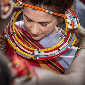 La princesse Mary de Danemark a visité la réserve naturelle de Kalama lors de son voyage au Kenya et y a rencontré les membres de la communauté, revêtant un habit traditionnel le 27 novembre 2018.