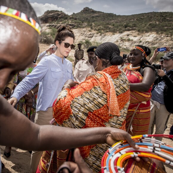 La princesse Mary de Danemark a visité la réserve naturelle de Kalama lors de son voyage au Kenya et y a rencontré les membres de la communauté, revêtant un habit traditionnel le 27 novembre 2018.