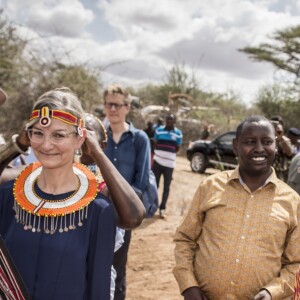 La princesse Mary de Danemark a visité la réserve naturelle de Kalama lors de son voyage au Kenya et y a rencontré les membres de la communauté, revêtant un habit traditionnel le 27 novembre 2018.