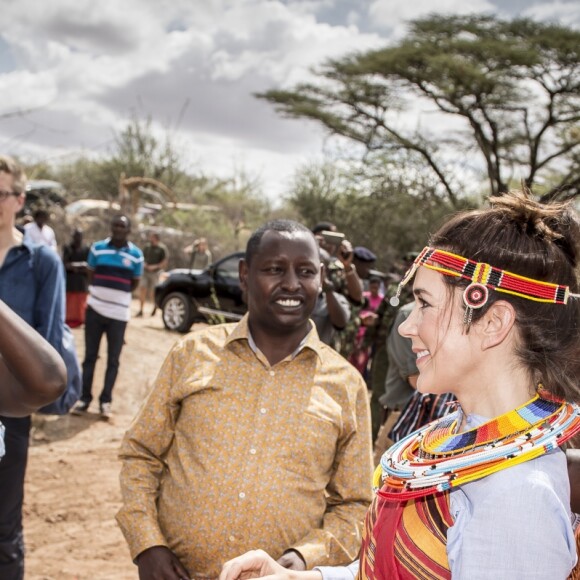 La princesse Mary de Danemark a visité la réserve naturelle de Kalama lors de son voyage au Kenya et y a rencontré les membres de la communauté, revêtant un habit traditionnel le 27 novembre 2018.