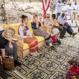 La princesse Mary de Danemark a visité la réserve naturelle de Kalama lors de son voyage au Kenya et y a rencontré les membres de la communauté, revêtant un habit traditionnel le 27 novembre 2018.